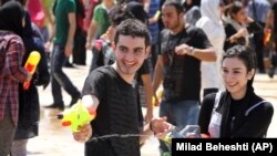 قرار آب‌بازی گروهی از جوانان تهرانی در بوستان آب و آتش در تابستان ۱۳۹۰/ پلیس در آن زمان شماری از جوانان را بازداشت کرد و نسبت به تکرار این قرارها هشدار داد.