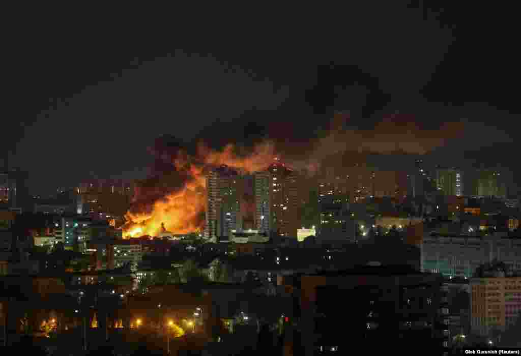 Вогонь і дим внаслідок російської атаки на Київ 