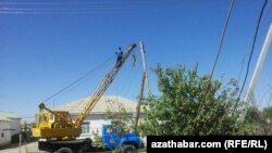 Maryda kommunal hojalyk hyzmatlarynyň işgärleri elektrik togunyň liniýalaryny abatlaýar (Illýustrasiýa suraty)