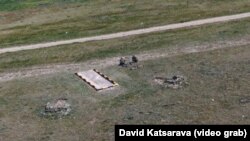 Заметив дрон, российские военнослужащие срочно покинули место дислокации, увезя на транспорте и саму конструкцию