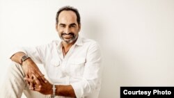 نوید نگهبان، بازیگر ایرانی‌زاده شهروند آمریکا، در این سریال نقش فرمانده تیم عملیات اسرائیل علیه برنامه اتمی ایران را بازی می‌کند 