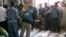 Представители сирийской оппозиции осматривают тела погибших в городе Хоула (26 мая 2012)
