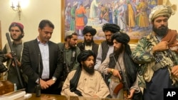 Milițiile talibane în sediul președinției de la Kabul după fuga președintelui Ashraf Ghani, 15 august 2021.