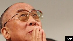 دالای لاما خواستار آن شده است که تظاهرات مخالفان دولت چین غیر خشن باشد.( عکس: EPA)