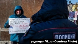 Сөз эркиндигин коргоого багытталган Владивостоктогу пикет. 2021-жылдын 9-январы.