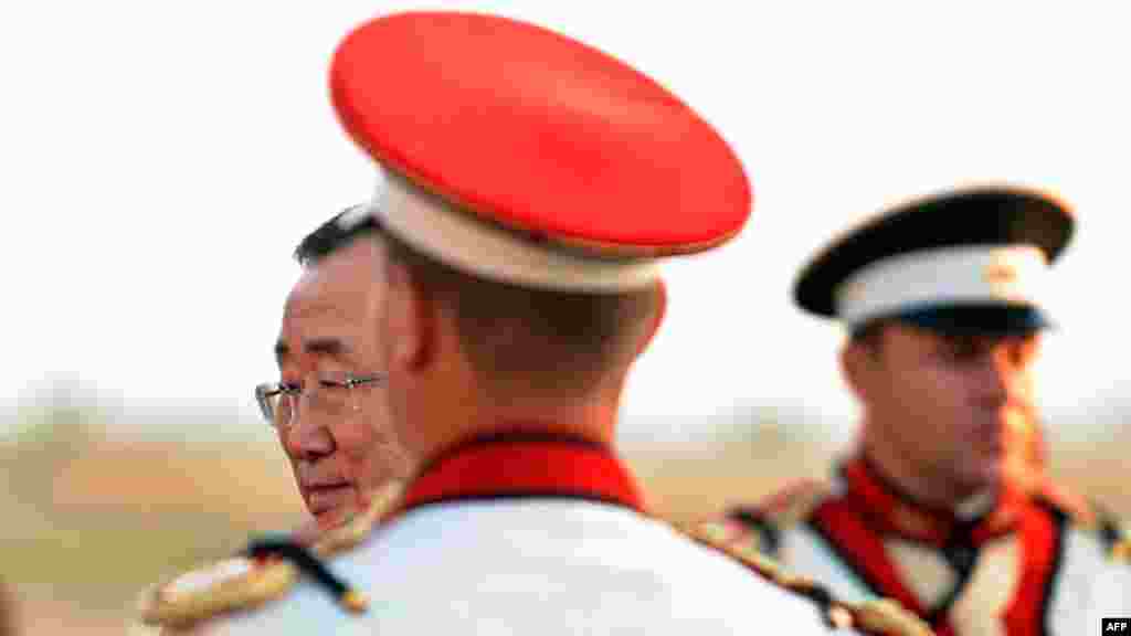 Генералниот секретар на ОН Бан Ки Мун пристигнува на аеродромот Св. Апостол Павле воп Охрид. 24.072012. 