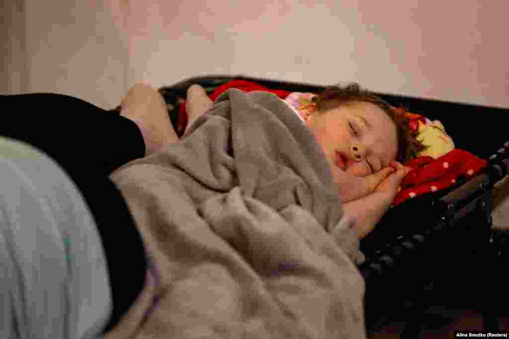 Një fëmijë duke fjetur në metro, më 9 korrik.