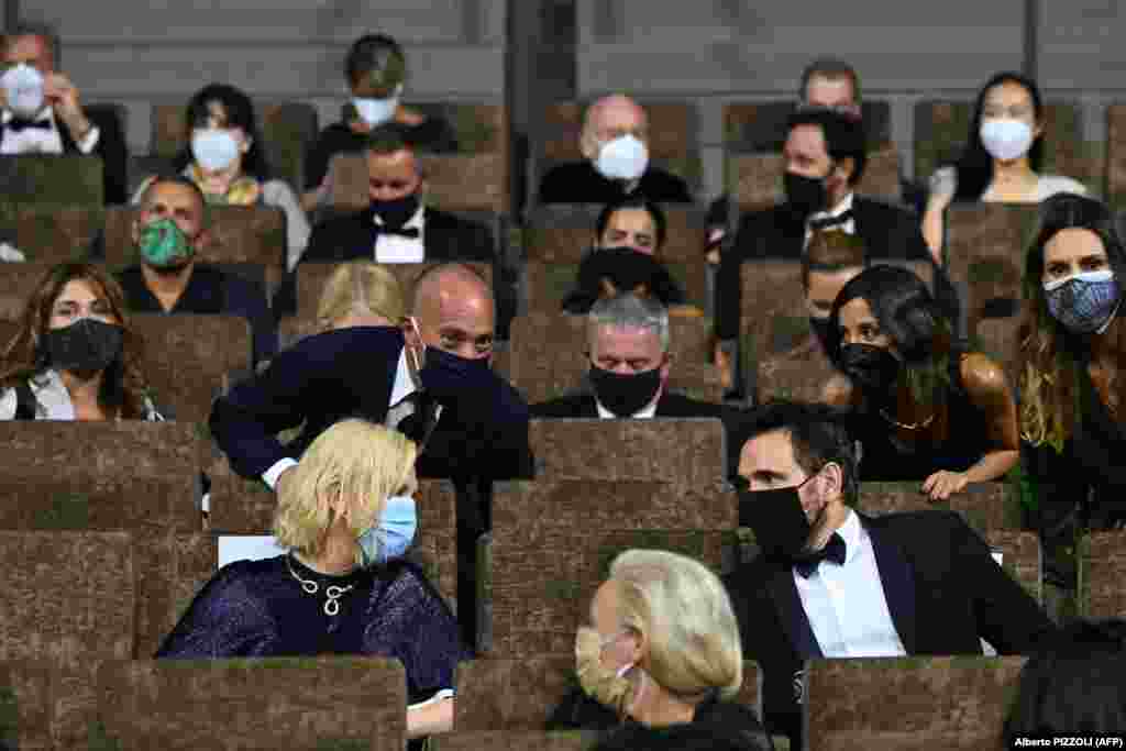 Presidentja e jurisë, aktorja Cate Blanchet, duke biseduar me anëtarët e tjerë të jurisë së këtij festivali, pak para nisjes së tij më 2 shtator.