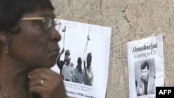 پوسترهایی علیه حضور محمود احمدی نژاد در دانشگاه کلمبیا از سوی معترضین بر در و دیوار این دانشگاه چسبانده شده است.