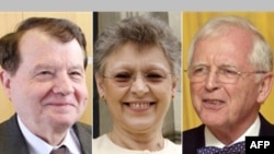 Dobitnici Nobelove nagrade za medicinu: Luc Montagnier (levo), Francoise Barre-Sinoussi (u sredini) i Harald zur Hausen (desno)
