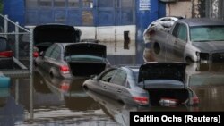 Câteva mașini inundate din cauza uraganului Ida