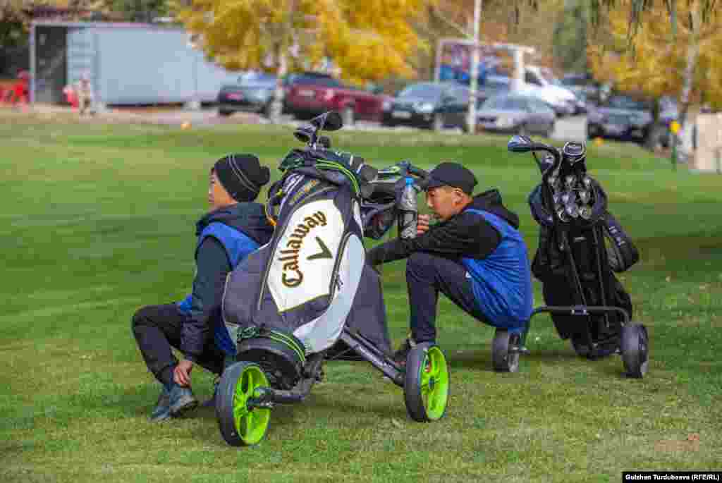 Расходы на один день игры в гольф составляют от 2500 до 5 тысяч сомов.&nbsp; Игра на девяти полях - 1500 сомов. Игра в два круга, то есть на 18 полях - 2500 сомов. Аренда клюшек на день 400 сомов.&nbsp;&nbsp; Стоимость 45 мячей - 200 сомов.&nbsp;&nbsp; Услуги тренера - 1000 сомов. &nbsp;