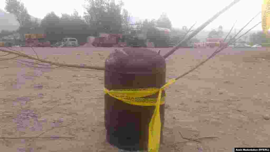 В результате взрыва были повреждены 30 и 10-тонные баллоны, заправленные газом, которые загорелись на месте. В результате сгорело около 500 баллонов и пять находившихся рядом автомашин.