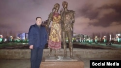 Жігіт пен божеткеннің мүсінін "киіндірген" Астана тұрғыны. 