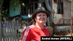 Coca Șerbănescu (69 de ani) din satul Marginea Pădurii, comuna Jugureni - Prahova în fața casei bunicilor, părăsită de 35 de ani.