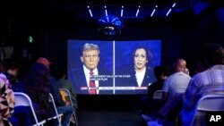 Disa persona duke shikuar debatin presidencial mes kandidatit republikan, Donald Trump, dhe kandidates demokrate, Kamala Harris. Fotografi nga arkivi. 