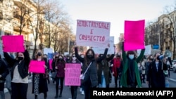 Të mërkurën qindra qytetarë protestuan në Shkup nën moton  “Ti je viktimë”,  “Nuk është faji yt” në mbështetje të viktimave të grupit “Dhoma publike”. 