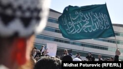 Protesti ispred zgrade institucija BiH u Sarajevu zbog uslova u kojim se nalaze vehabije u imigracionom centru u Lukavici, mart 2011