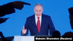 За всіма запропонованими поправками до Конституції Путін пообіцяв провести референдум, але його дата поки що не призначена