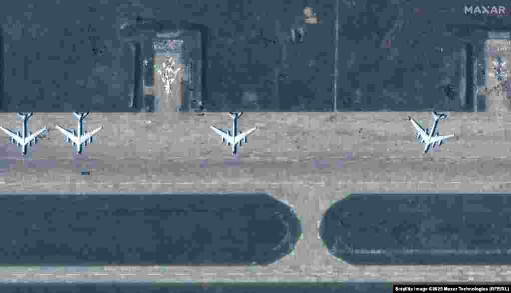 Russiýanyň Belaýa howa bazasyndaky "Tu-95" kysymly uçarynyň öňki suraty 22-nji maýda, soňkusy Ukrainanyň hüjüminden üç gün soň, 4-nji iýunda düşürildi.