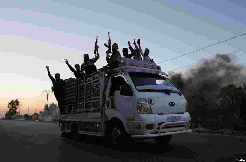 Бойцы-бедуины едут на автомобиле по улице на фоне продолжающихся уже почти неделю столкновений между бойцами-бедуинами и друзскими группировками в провинции Свейда, Сирия, 18 июля 2025 года. REUTERS/Karam al-Masri