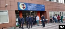 Angajați ai Spitalului de chirurgie „Sf. Naum Ohridski” din Skopje așteaptă transferul răniților din incendiu.