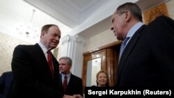 Міністр закордонних справ Росії Сергій Лавров (п) вітає сенатора Річарда Шелбі, Москва, 3 липня 2018 року