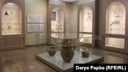 Во время раскопок, которые начались в этом месте в июле, впервые за 35 лет, были также найдены фрагменты черепицы, керамики, чернолаковой посуды, стекла и украшений