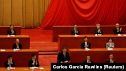 Kineski predsjednik Xi Jinping stoji pozdravljen tokom svečanosti kojom se obilježava 70. godišnjica sudjelovanja Kineske narodne dobrovoljačke vojske u Korejskom ratu u Velikoj dvorani naroda u Pekingu, Kina, 23. oktobar