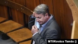 
Kovács Béla korábbi jobbikos EP-képviselő a Budapest Környéki Törvényszék tárgyalótermében 2020. szeptember 24-én. (MTI/Kovács Tamás)