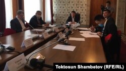 Айеркен Саймаитиге байланыштуу Жогорку Кеңеште түзүлгөн убактылуу комиссиянын отуруму. 3-июнь, 2020-жыл. 