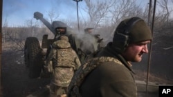 Volodimir Zelenszkij ukrán elnök április 2-án írta alá azt a törvényjavaslatot, amely 27-ről 25 évre csökkenti a mozgósítási korhatárt