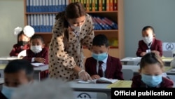 Первый урок в одной из школ Бишкека. 1 сентября 2020 года.