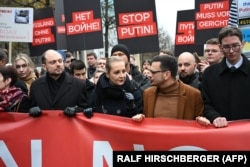 Російський опозиційний політик Володимир Кара-Мурза, вдова російського опозиціонера Юлія Навальна та російський опозиціонер Ілля Яшин під час демонстрації проти вторгнення РФ в Україну. Берлін, Німеччина. 17 листопада 2024 року