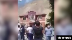 Ванж аймактык администрациясынын алдына чогулган жаштар. 