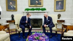 نفتالی بنت (چپ) در دیدار از کاخ سفید در اوت سال ۲۰۲۱