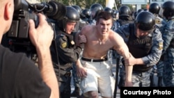 Денис Луцкевич під час затримання на Болотній площі, Москва, 6 травня 2012