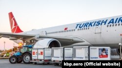 Партія вакцини CoronaVac в аеропорту Бориспіль, 9 травня 2021 року