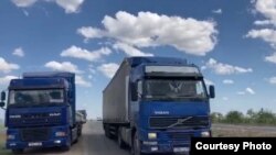 Тас жолдарды ақылы етуге наразылық ретінде көлігін жол бойына қойып қойған жүргізушілер. Ақтөбе, 30 мамыр 2021 жыл.