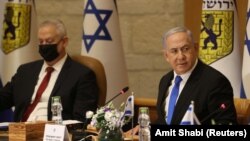 بنیامین نتانیاهو (راست) نخست‌وزیر همراه با بنی گانتز، وزیر دفاع اسرائیل