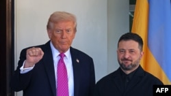 АҚШ президенті Дональд Трамп Ақ үйге келген Украина президенті Владимир Зеленскийді қарсы алып тұр. Вашингтон, 17 қазан 2025 жыл.