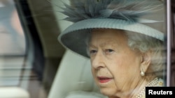 Kraljica je noć u bolnici provela radi preliminarnih pregleda i sutradan se vratila u zamak Vindzor