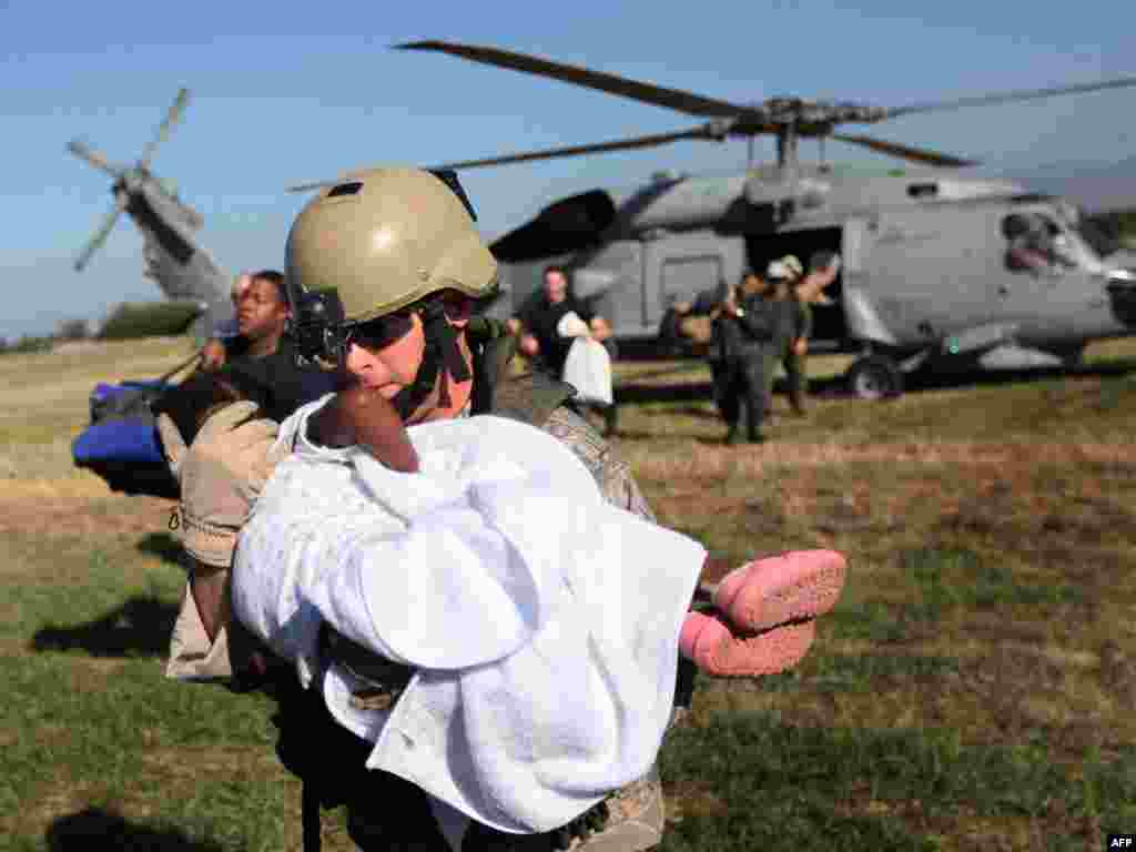 Američki vojnici pomažu nastradalima u zemljotresu