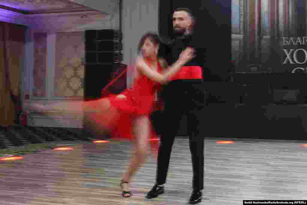 «У танцях люди зрозуміють, що немає ніяких перепон, ти можеш все. Не потрібно закриватися в собі, сидіти вдома, нічого не робити. Потрібно рухатися вперед. І це для людини має бути тільки викликом», – каже Антон