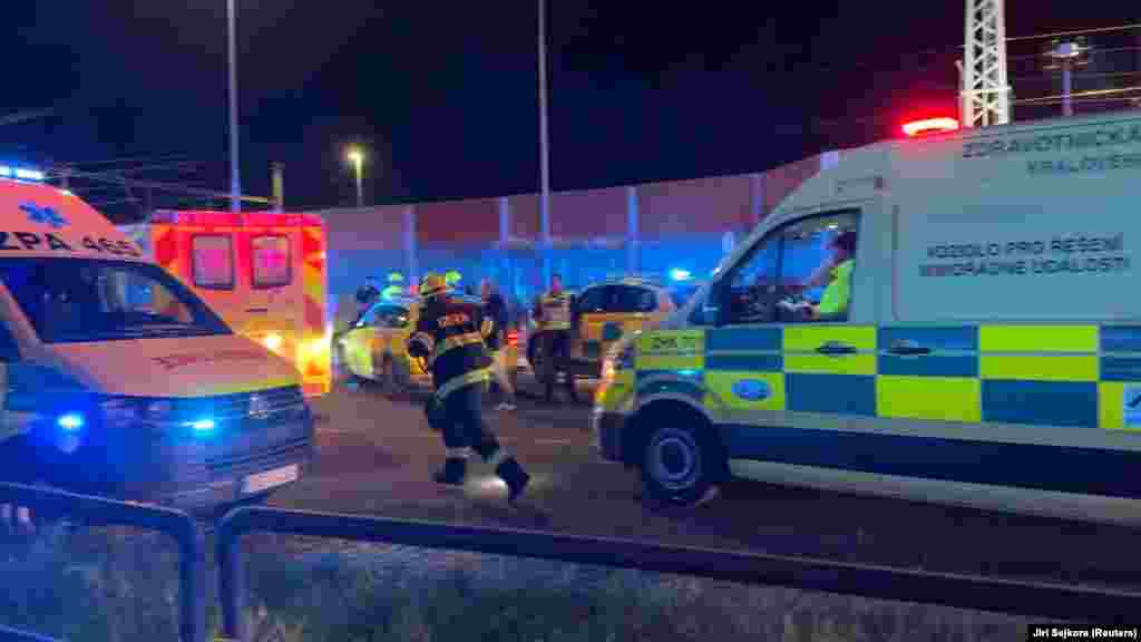 Vozila hitne pomomoći odvoze povrijeđene, 5. juni 2024. Prema prvim podacima vlasti nakon nesreće, od više od 20 povrijeđenih niko nije bio životno ugrožen.