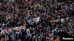 Такка отургузуу жөрөлгөсүн көргөнү миңдеген адам чогулду. 