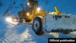 Кар көчкүнү тазалоо учуру. Иллюстрациялык сүрөт.