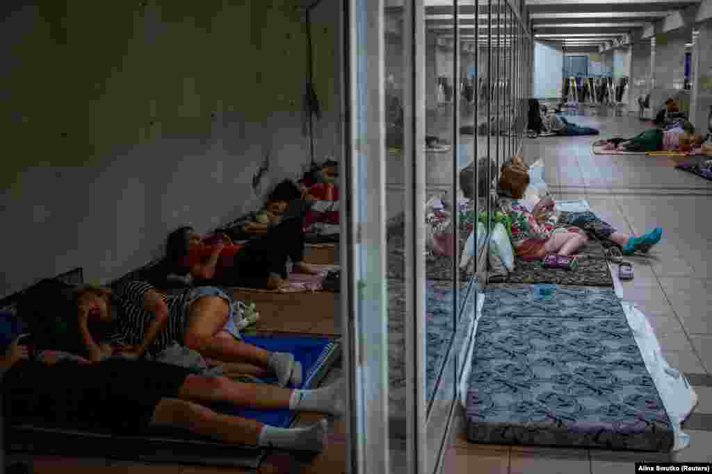Banorë të Kievit duke qëndruar në një stacion metroje gjatë një alarmi për sulme ruse, më 8 korrik.