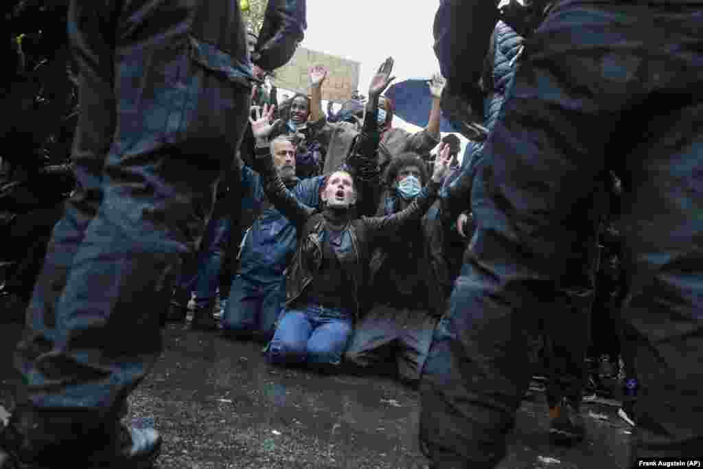 La Londra, după ciocniri între protestatari și poliție care a folosit tunuri cu apă împotriva manifestanților, 6 iunie 2020.