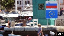 Piranski zaljev - razgraničenje na području ovog zaljeva i okolnog mora predmet je spora između Slovenije i Hrvatske